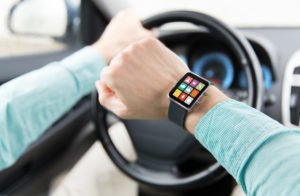 Mit der Smartwatch sicher Autofahren